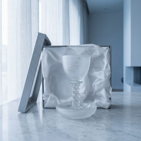 כוס קידוש גבוהה "יום השישי" + הרב עובדיה יוסף | 15 ס״מ × 8 ס״מ