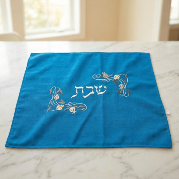 כיסוי חלה “שבת” תכלת עם רקמת רימונים | 40×50 ס"מ
