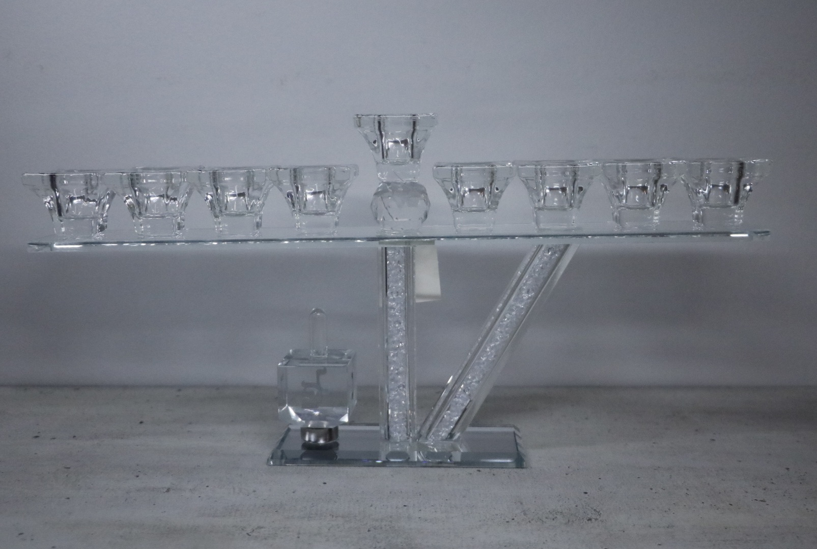 חנוכייה קריסטל עם סביבון | רוחב 38 ס״מ | גובה 20 ס״מ – תמונה 3