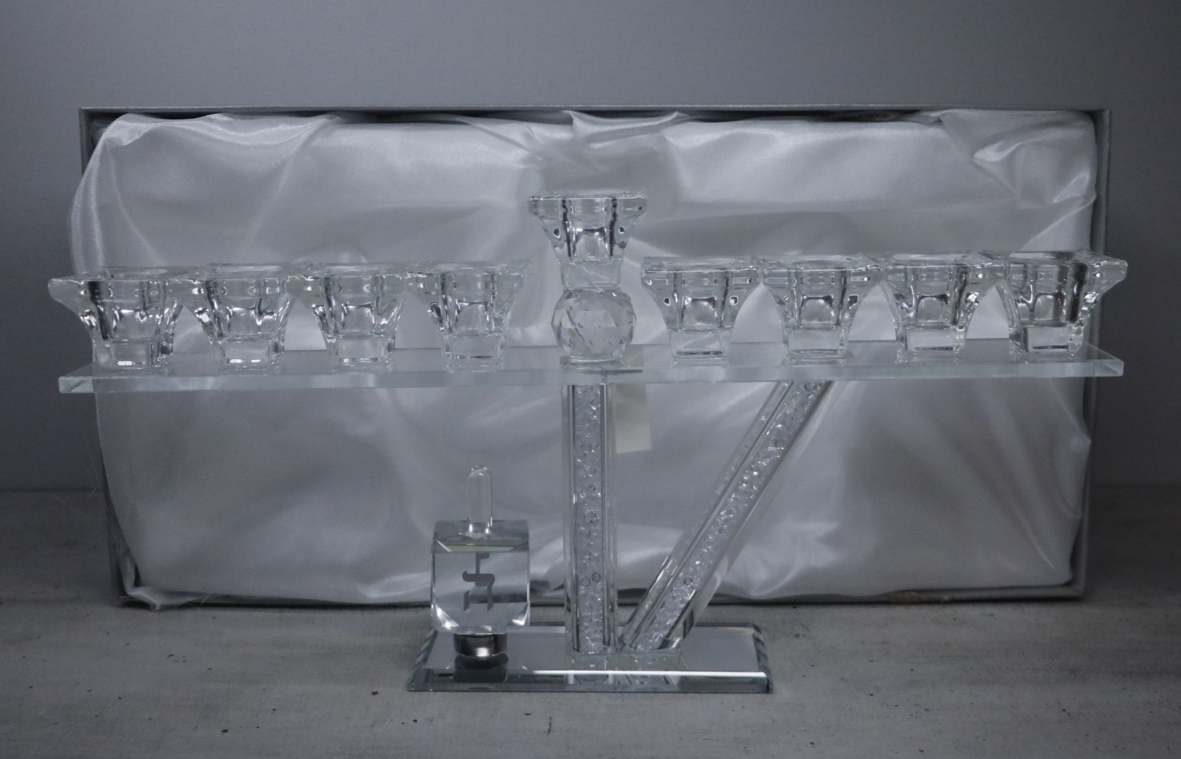 חנוכייה קריסטל עם סביבון | רוחב 38 ס״מ | גובה 20 ס״מ