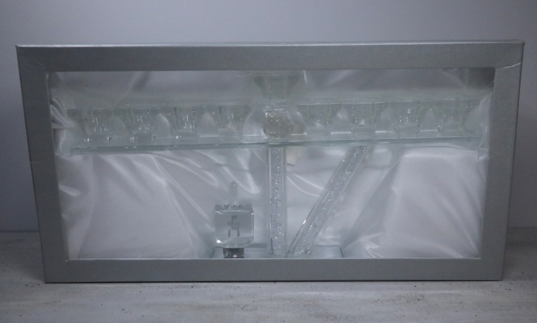 חנוכייה קריסטל עם סביבון | רוחב 38 ס״מ | גובה 20 ס״מ – תמונה 2