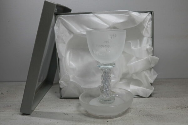 כוס קידוש גבוהה "יום השישי" + הרב עובדיה יוסף | 15 ס״מ × 8 ס״מ