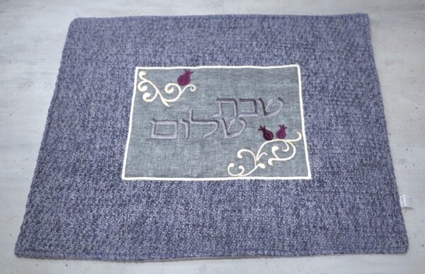כיסוי חלה “שבת שלום” אפור כהה רקום רימונים | 40×50 ס"מ