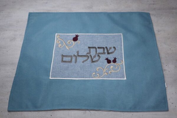 כיסוי חלה “שבת שלום” תכלת רקום רימונים | 40×50 ס"מ