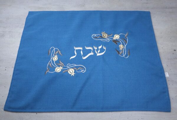 כיסוי חלה “שבת” תכלת עם רקמת רימונים | 40×50 ס"מ