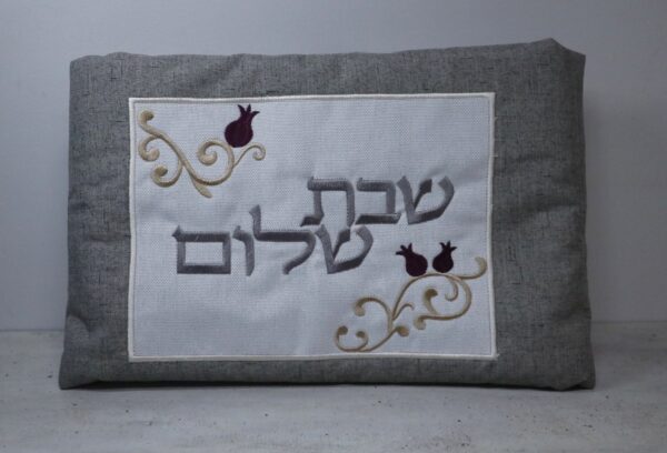 כיסוי פלטה “שבת שלום” אפור בהיר רקום רימונים | 68×76 ס"מ