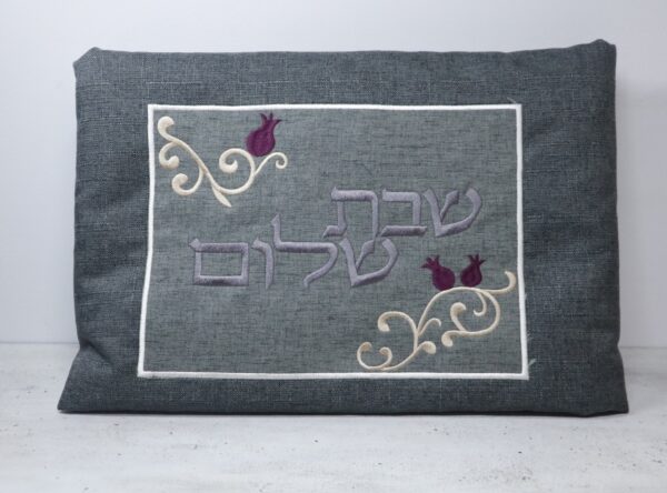 כיסוי פלטה “שבת שלום” אפור כהה רקום רימונים | 68×76 ס"מ