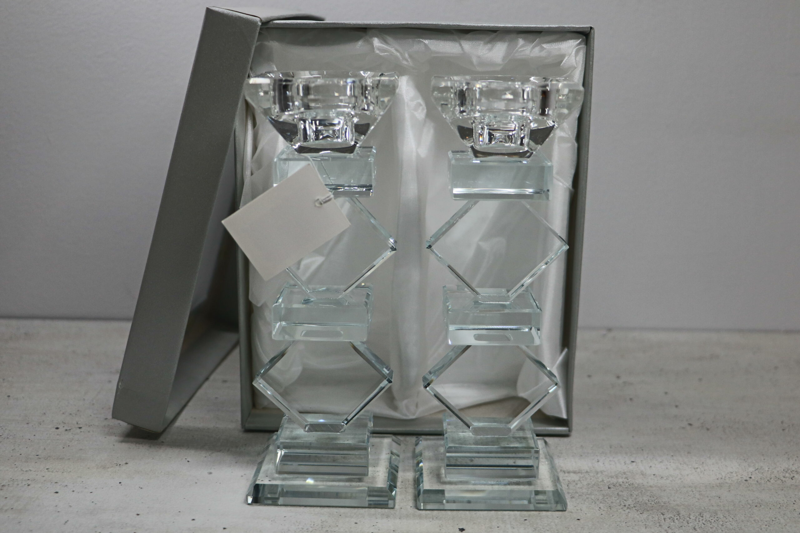 פמוט משושה נמוך | 17 ס״מ × 5 ס״מ