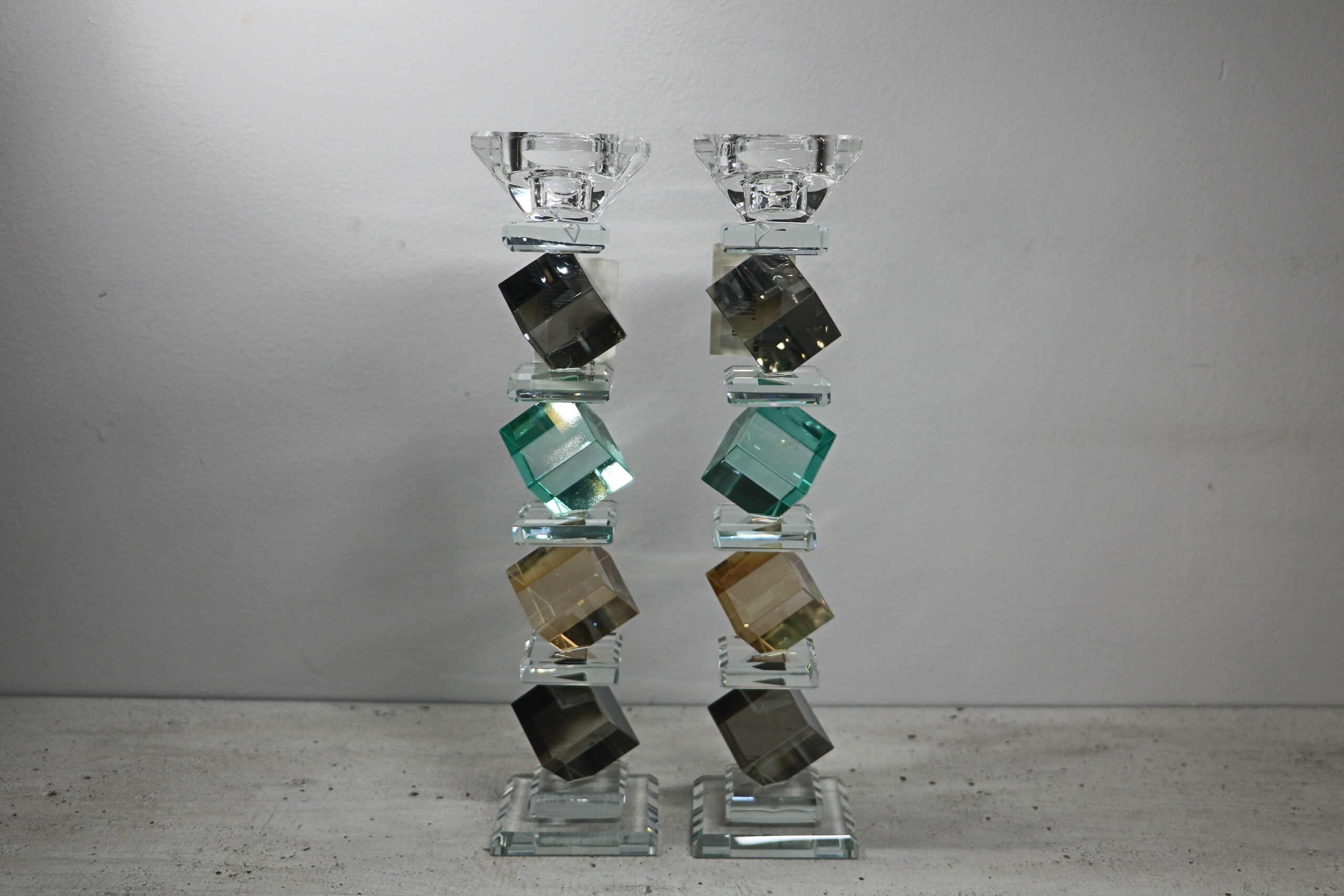 פמוט ריבועים צבעוני גיאומטרי בינוני | 26 ס״מ × 6 ס״מ