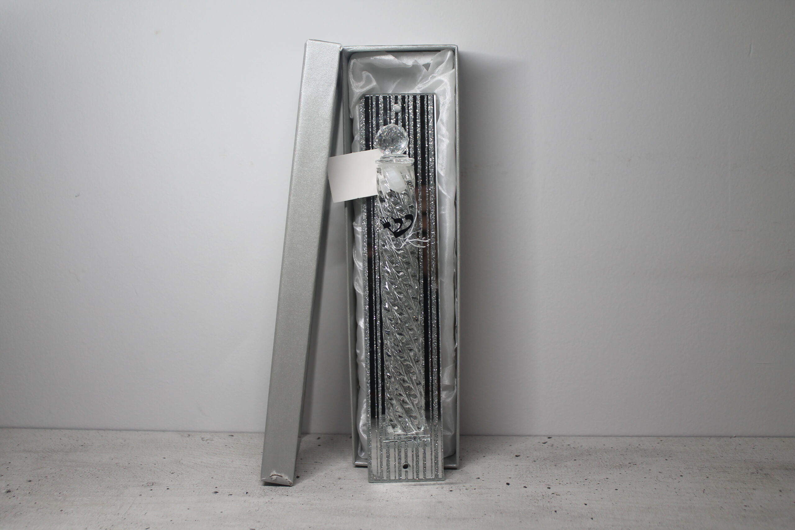 מזוזות וקישוטים